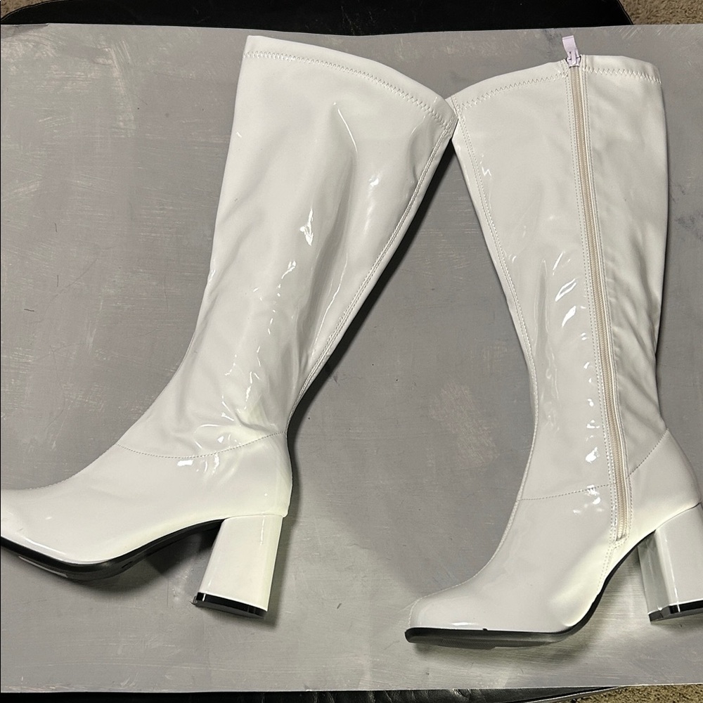 Sexy NWOT White Stretch Patent Leather Knee-High Heeled Go-Go Boots, Size 8 - Picture 6 of 13